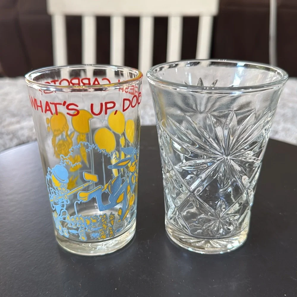 Vintage 1974 Warner Bros. Welchs Jelly Juice Glass featuring Bugs Bunny Cartoon‎